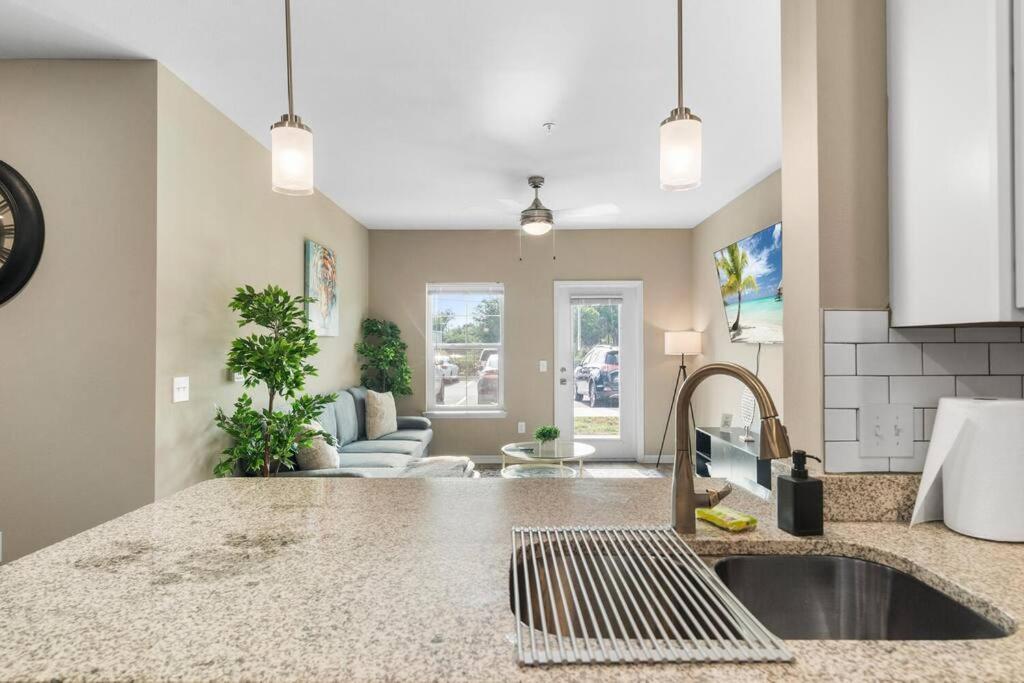 Elegant 1Br/1Ba Condo With Pool, Gym And Laundry Melbourne Exterior photo