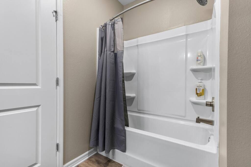 Elegant 1Br/1Ba Condo With Pool, Gym And Laundry Melbourne Exterior photo