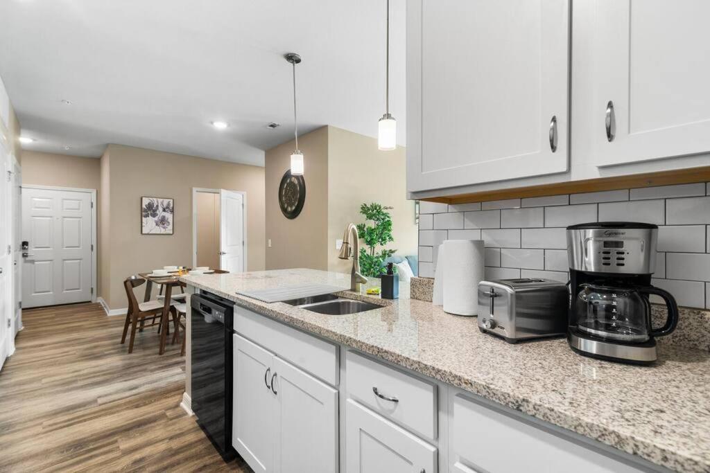 Elegant 1Br/1Ba Condo With Pool, Gym And Laundry Melbourne Exterior photo